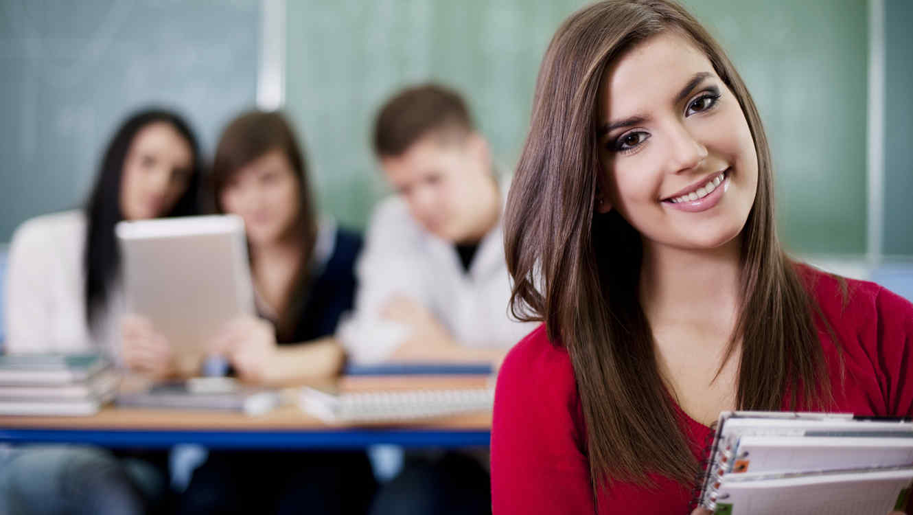 estudiante universitaria estudia inglés en academa trabasse languages